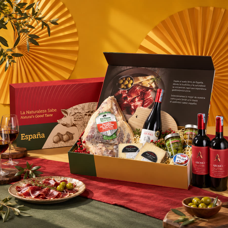 Hộp quà Tết Thượng Hạng gồm rượu vang nhập khẩu, thịt heo Iberico, phô mai và pate